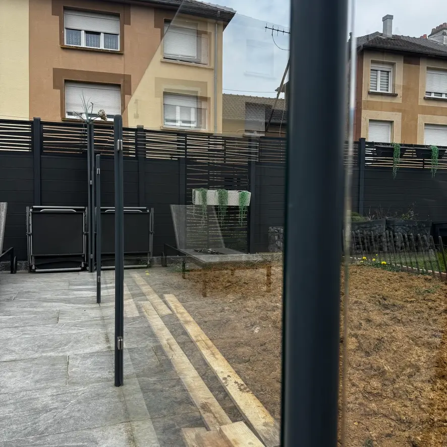 Baie vitrée autour d’une piscine après le nettoyage