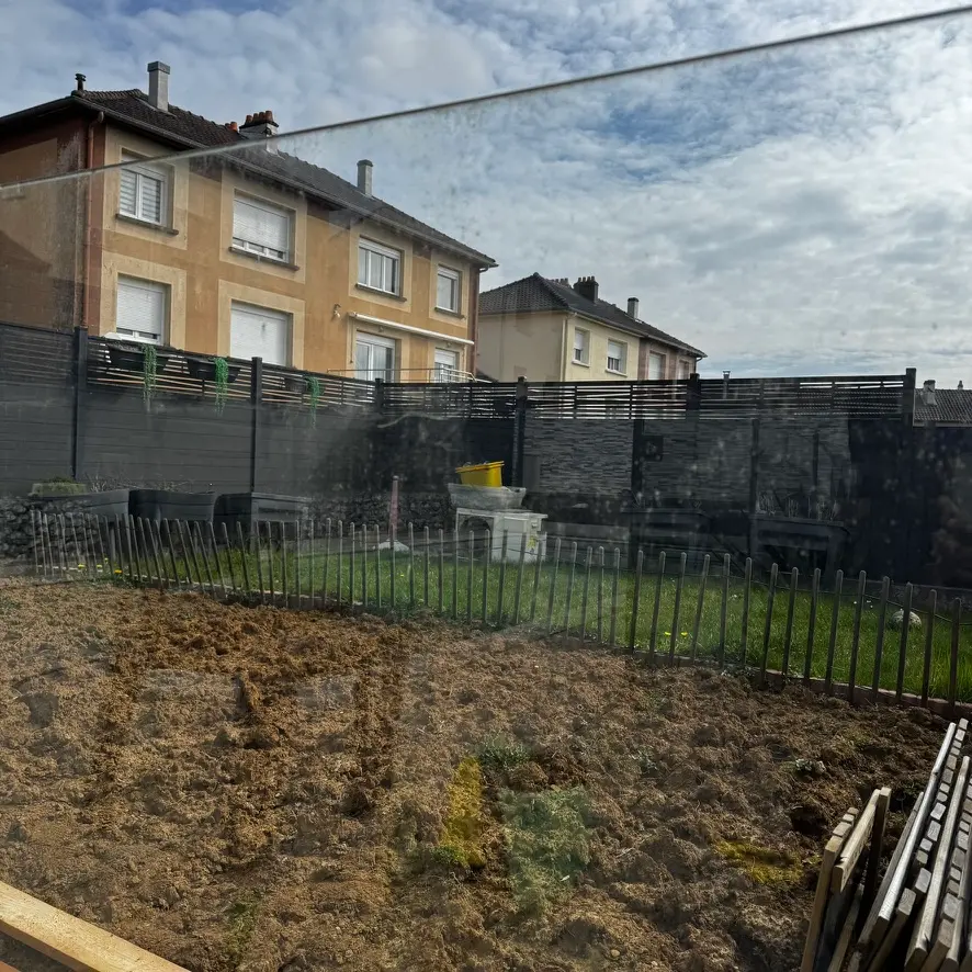 Baie vitrée autour d’une piscine avant le nettoyage