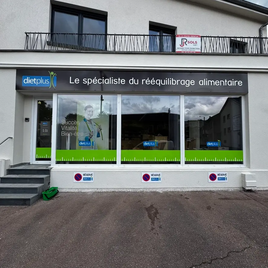 Vitrine complète Dietplus à Clouange après le nettoyage