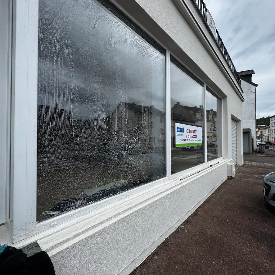 Vitrine Dietplus pendant le lavage avec mousse sur la vitre