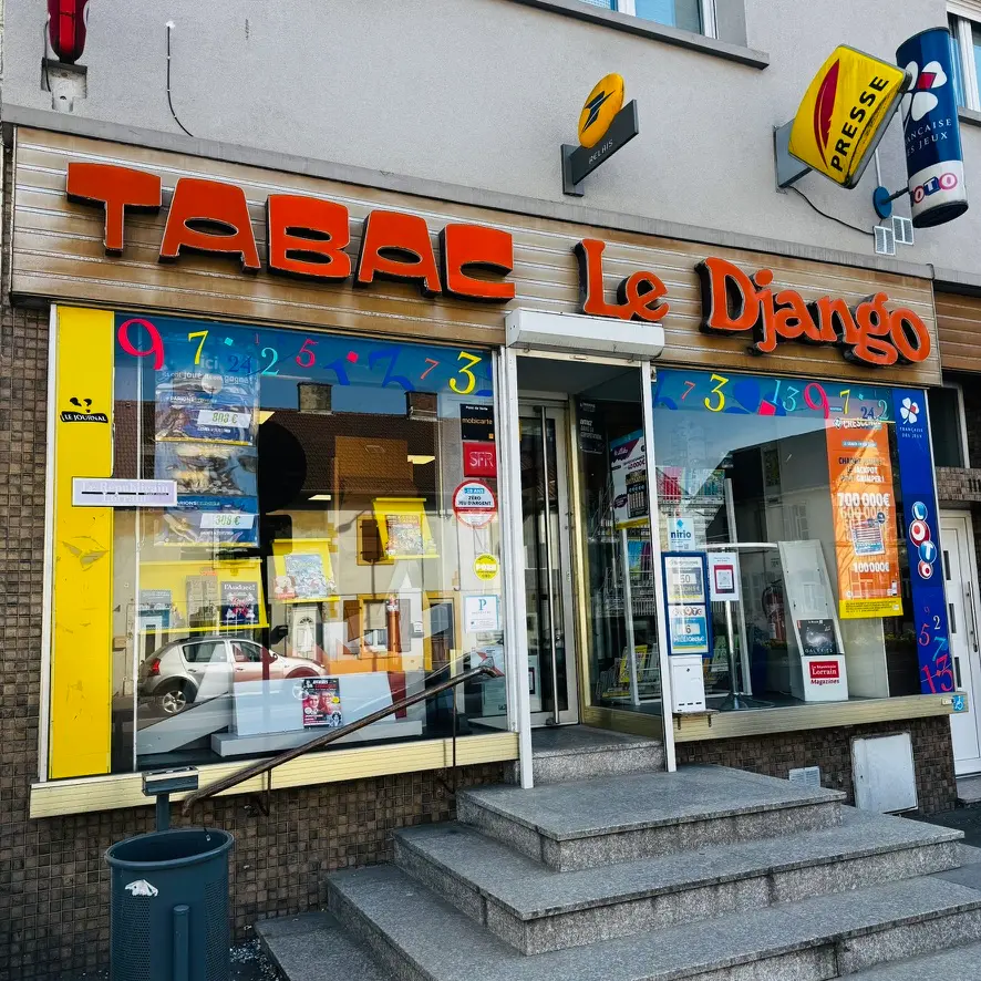 Vitrine du Django à Sérémange avant la dépose des stickers