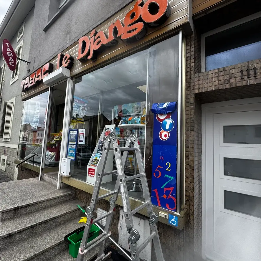 Vitrine après dépose des stickers avec le matériel d’intervention