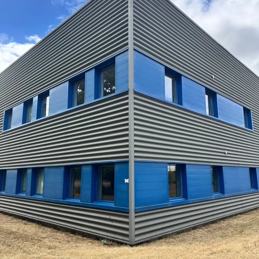 Deuxième vue du bâtiment professionnel après l’intervention
