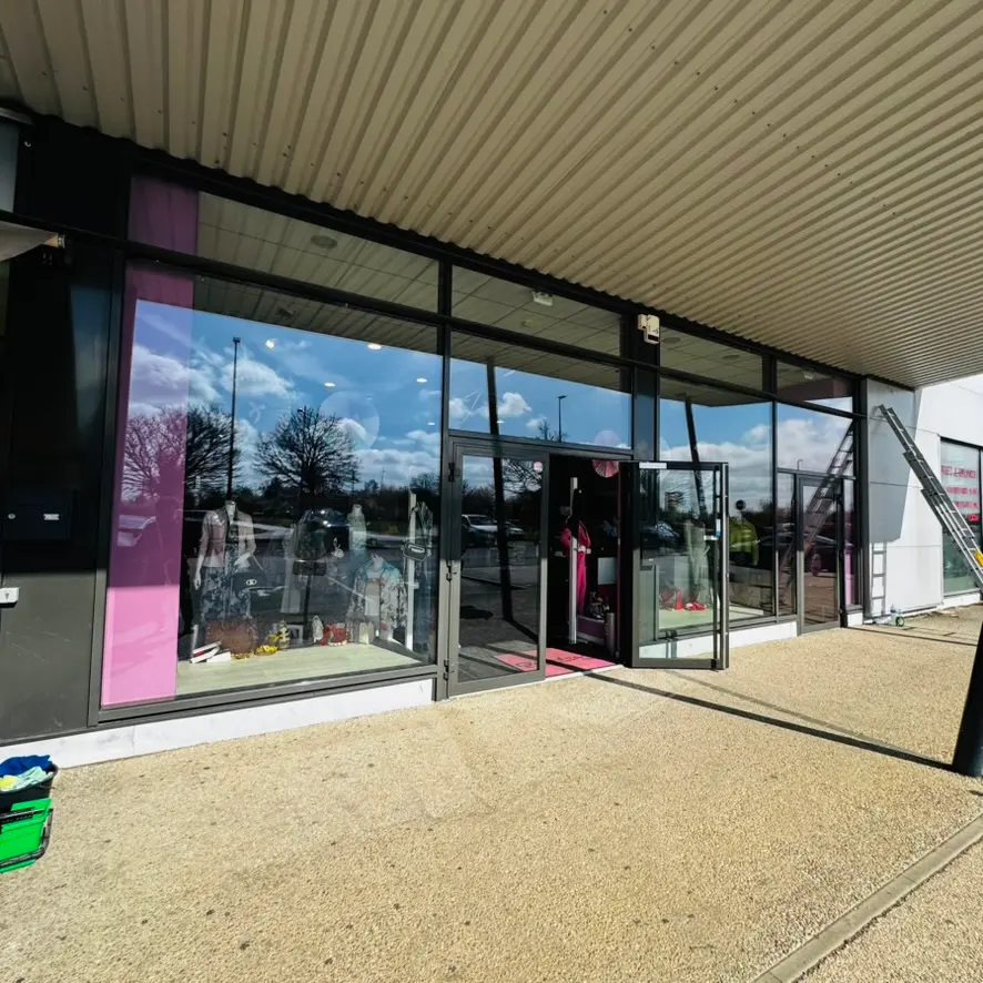 Deuxième vue de la vitrine Gianni L après l’intervention