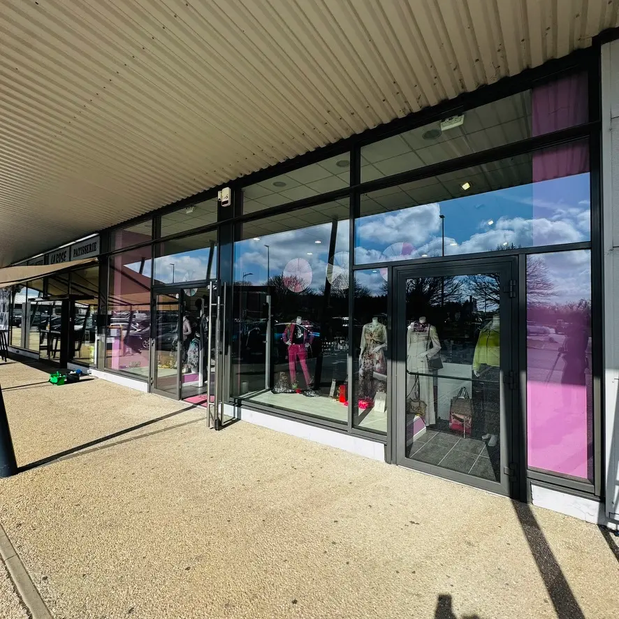 Vitrine complète du magasin Gianni L à Fameck après nettoyage