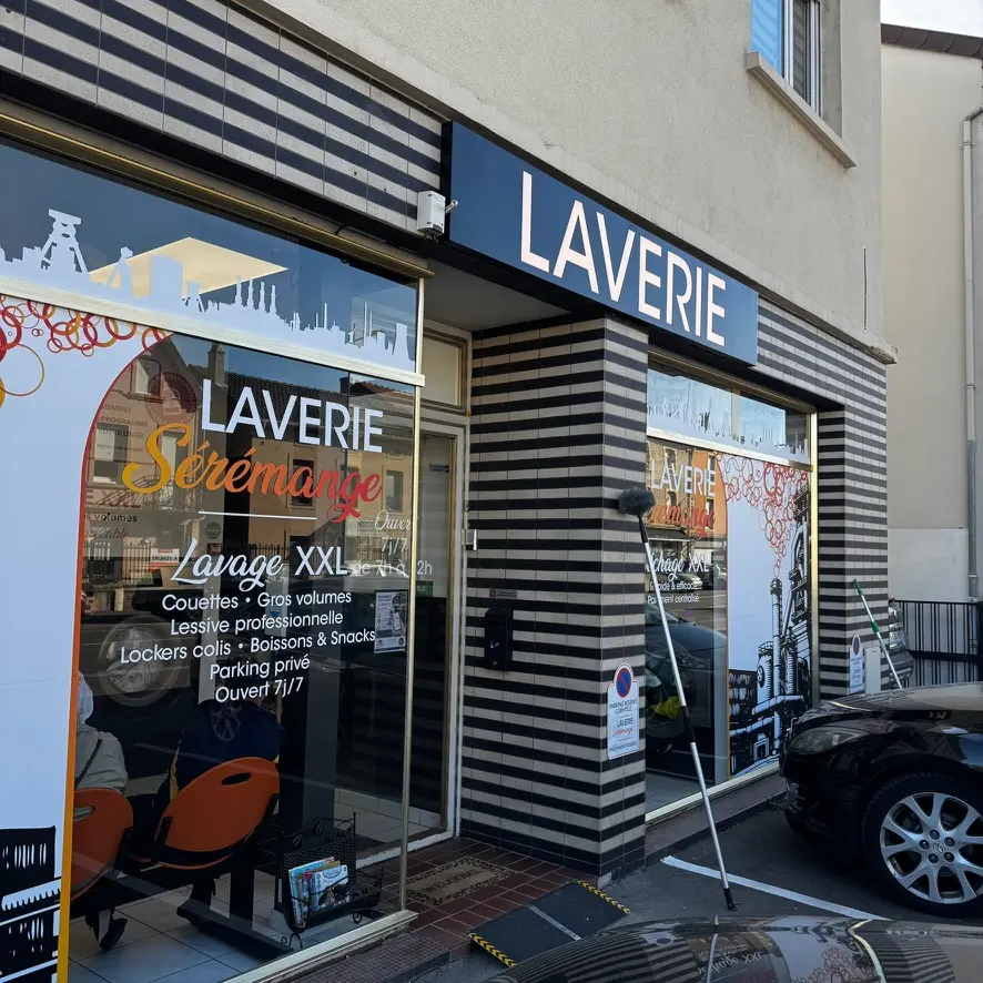 Vitrine complète de la laverie de Sérémange avant le nettoyage