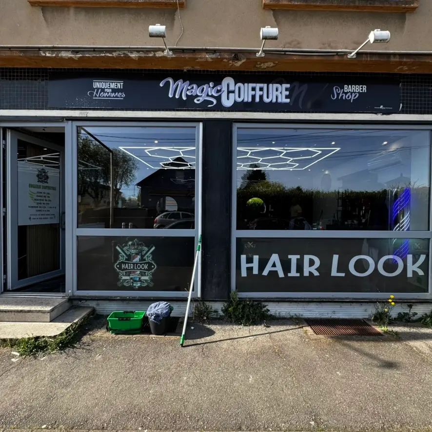 Vitrine complète de Magic Coiffure propre après le nettoyage