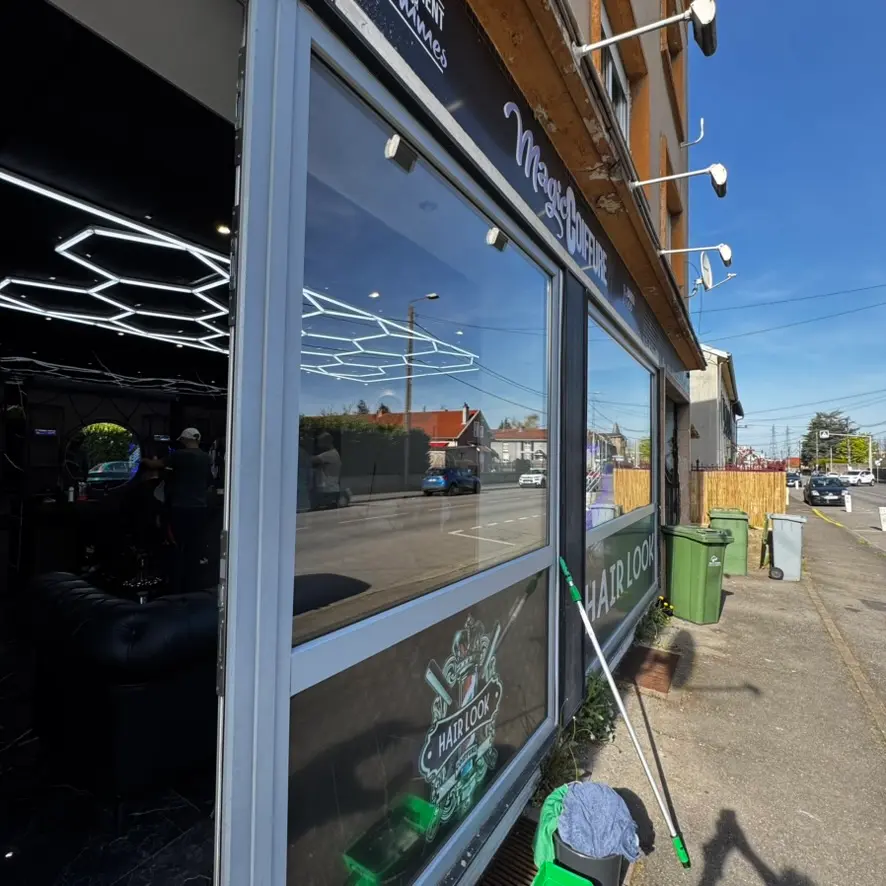 Vitrine complète de profil avec le matériel après intervention