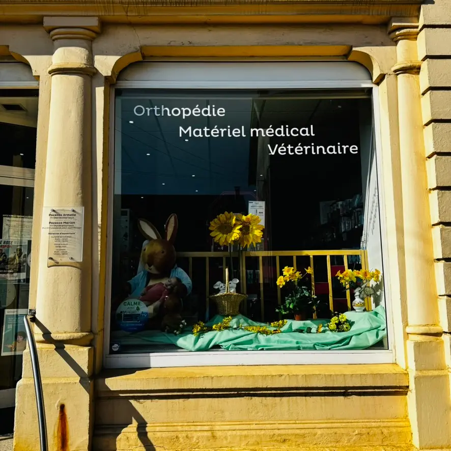 Une baie vitrée de la pharmacie propre après nettoyage