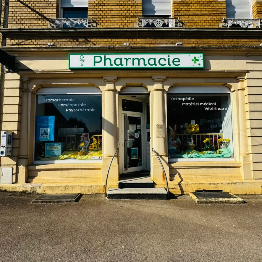 Vue de face complète de la vitrine de la pharmacie après intervention