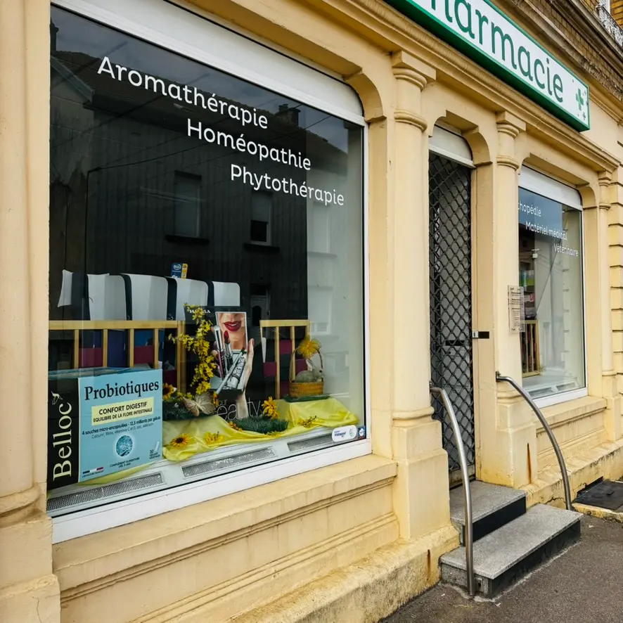 Vitrine de la pharmacie Pocecco à Boulange vue de profil après nettoyage