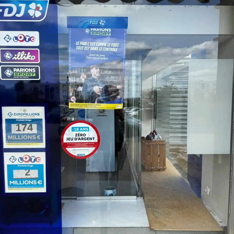 Vue de la vitrine du tabac à Fameck après l’intervention