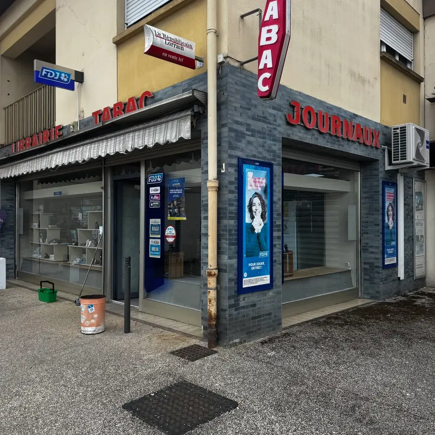 Vitrine complète d’un tabac à Fameck après nettoyage