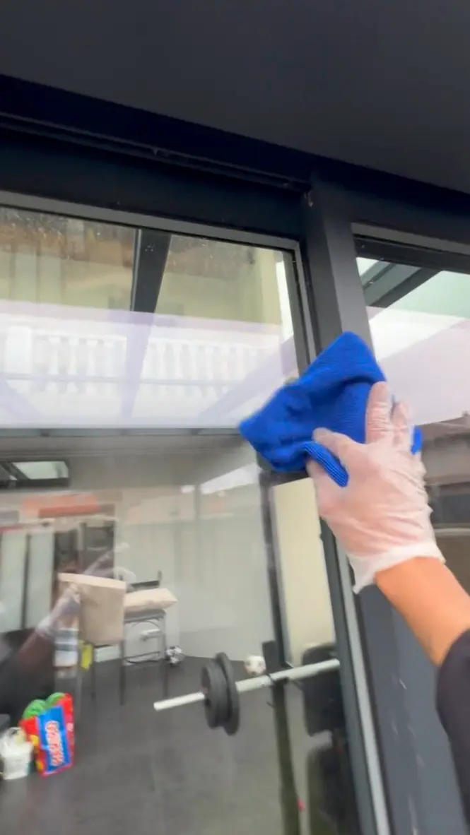 Nettoyage des contours de la véranda avec une microfibre